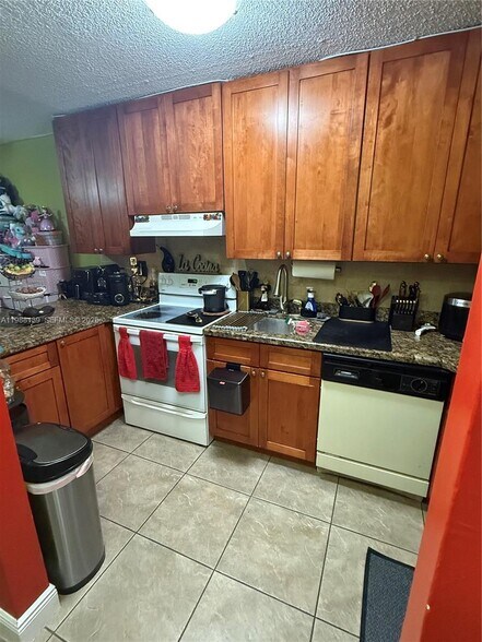 Building Photo - 550 SW 115th Ave