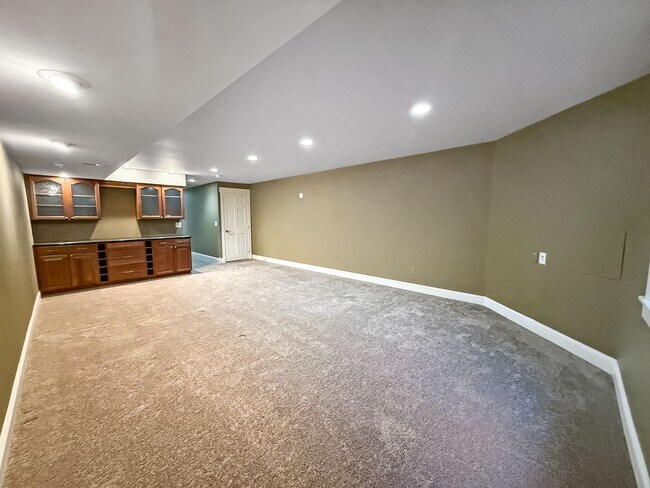 Building Photo - $0 DEPOSIT OPTION. CHARMING TWO-STORY TOWN...