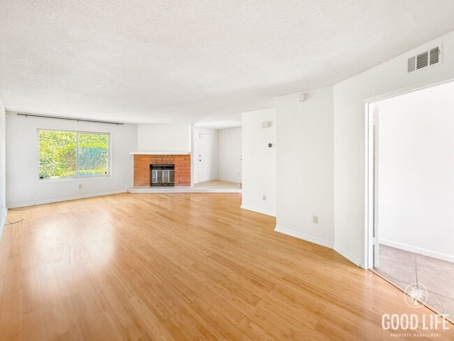 Building Photo - Modern 3BR/2.5BA Home with A/C and Attache...