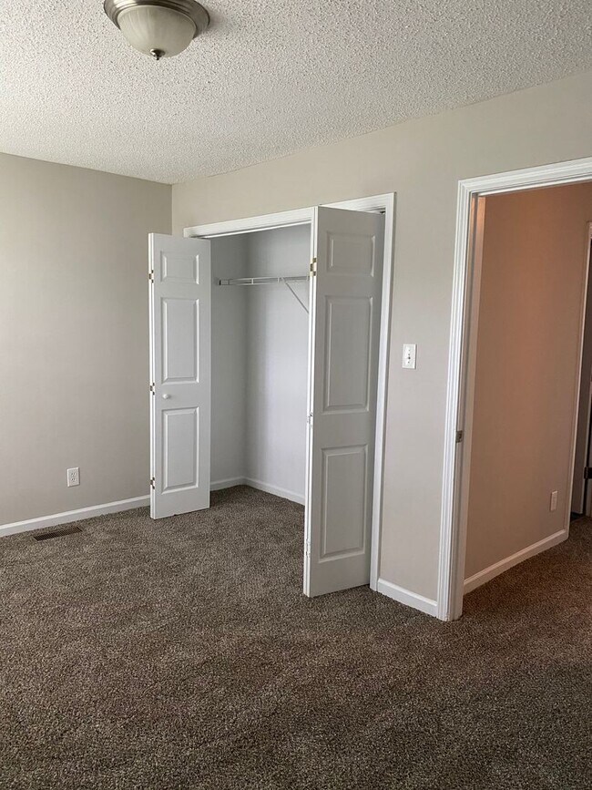 Building Photo - Great 2 bedroom townhouse community located near downtown Dallas