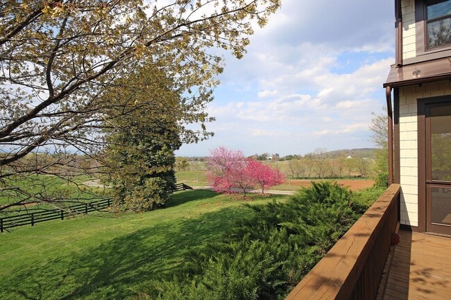 Building Photo - Beautiful Country Home With Picturesque Views