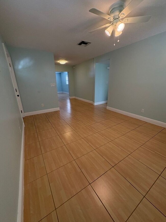 Building Photo - 3 Bedrooms on a fenced back yard and a sou...