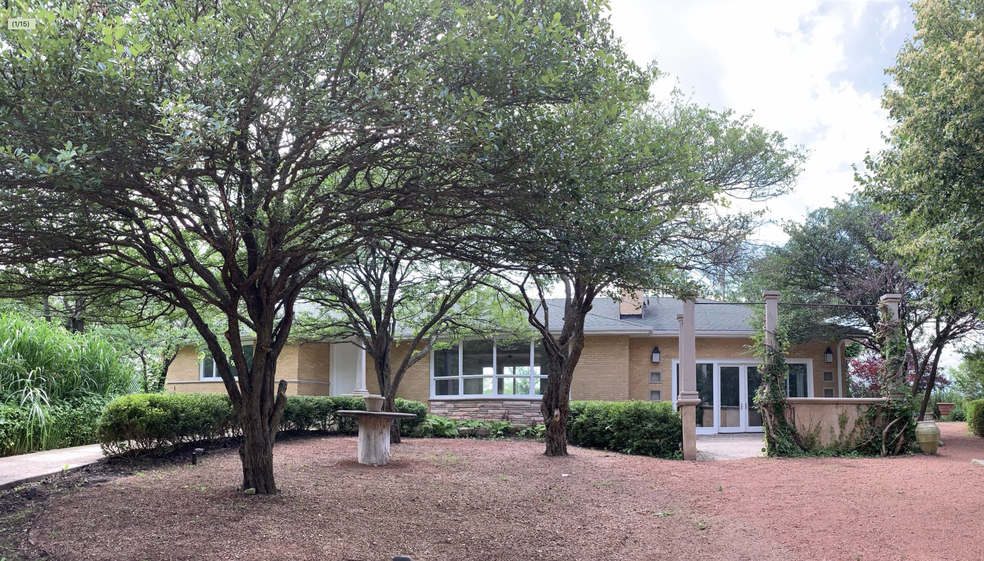 Tuscan Villa on seven beautifully manicured acres! - 11194 Bell Rd
