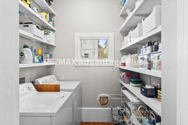 Building Photo - Spacious home located in The Avenues