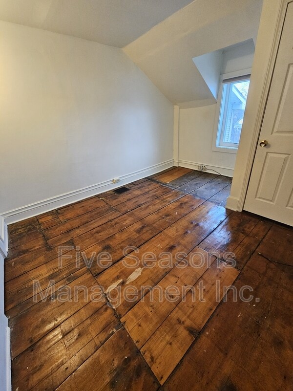 Building Photo - 432 Colchester Ave