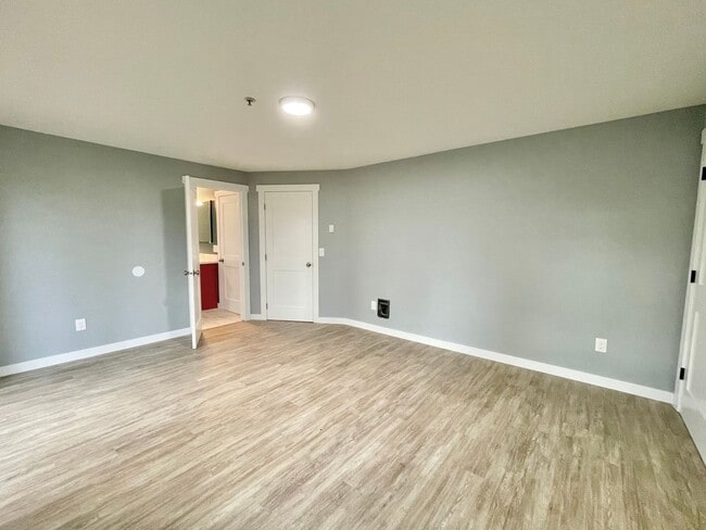 Building Photo - 2301