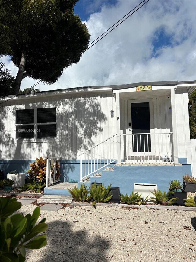 Building Photo - 124 S Bay Harbor Dr