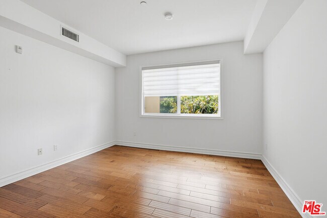 Building Photo - 325 S Arnaz Dr