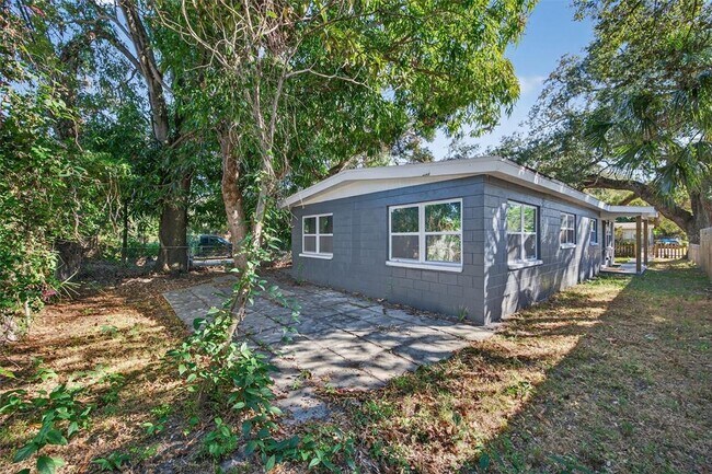 Building Photo - 2245 17th Ave S