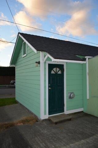 Building Photo - CUTE, COZY CABIN , 1 bedroom studio detached house
