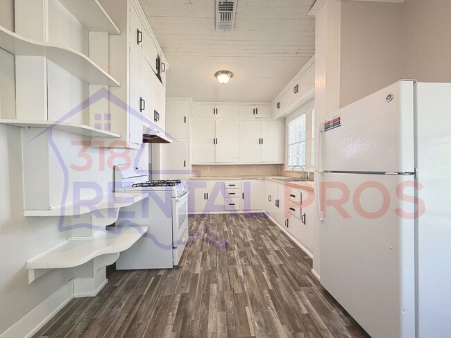 Building Photo - Recently Updated 3 Bedroom House