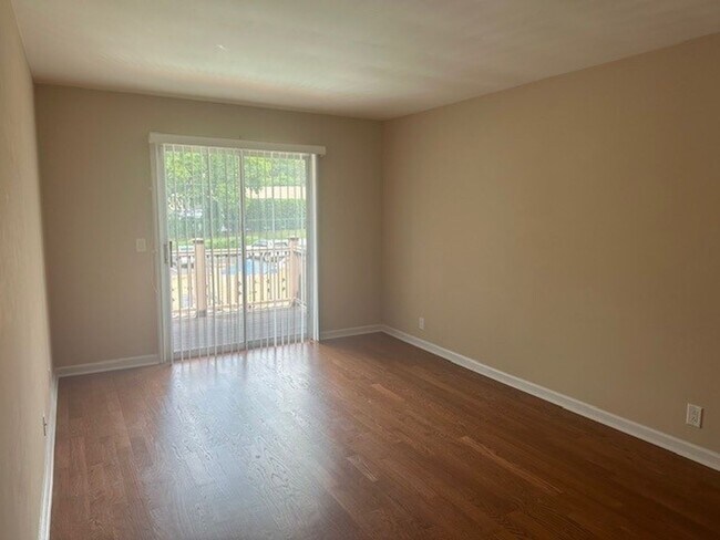 Building Photo - 1 Bedroom Condo