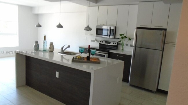 Building Photo - 805 SE 3rd Ave