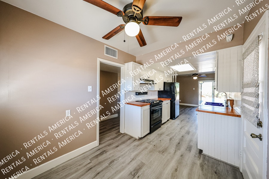 Building Photo - 6924 E Cheery Lynn Rd