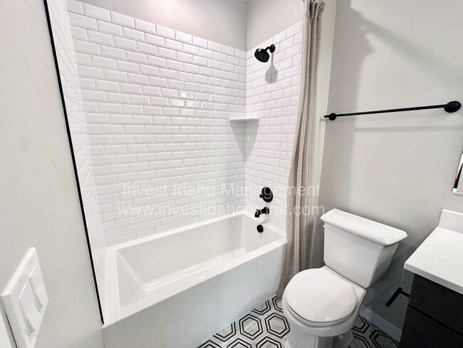 Building Photo - $500 move in credit! Luxury Living in the ...