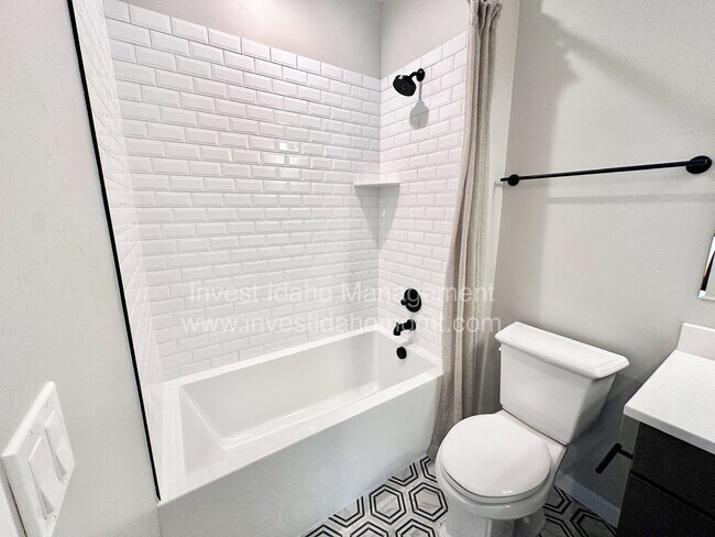Building Photo - Luxury Living in the Heart of Star, ID – Gated Townhome with High-End Finishes