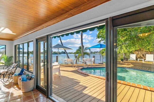 Building Photo - 25 NW 24th Ct