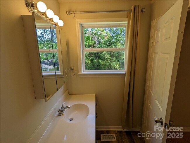 Building Photo - 25.5 Woodrow Ave