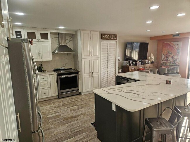 Building Photo - 100 S Berkley Square