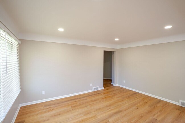 Building Photo - 3 Bedroom Ranch - $2650