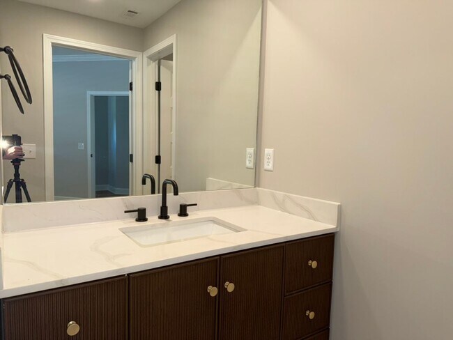 Building Photo - 16 Lakeview