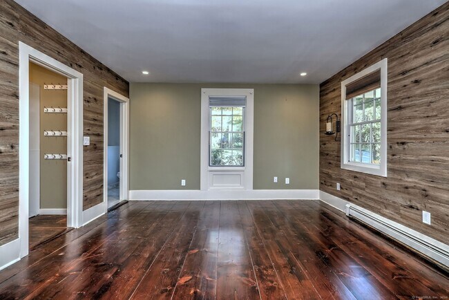 Building Photo - 1591 Huntington Turnpike