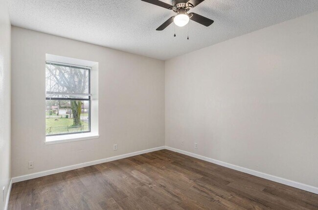 Building Photo - 1221 S Park Ave