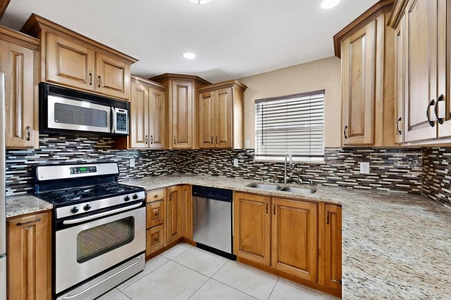 Building Photo - 3 bedroom, 2 bath single story home in Wes...