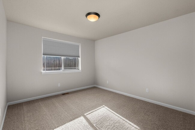 Building Photo - 4 Bed 2.5 Bath Single level - Fenced