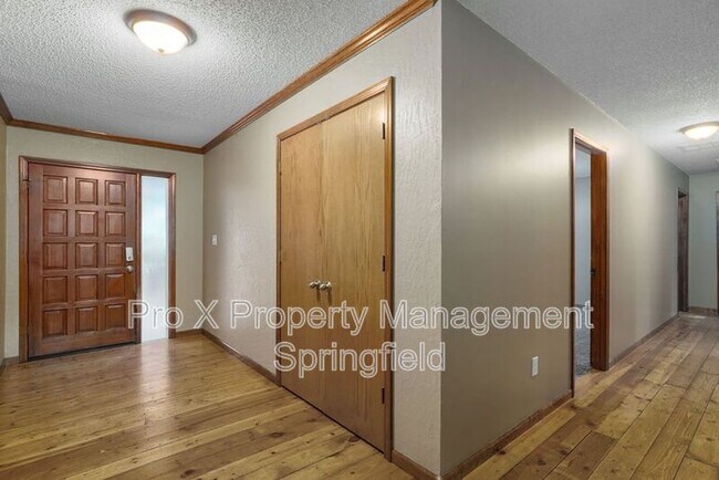 Building Photo - 2053 S Hillcrest Ave