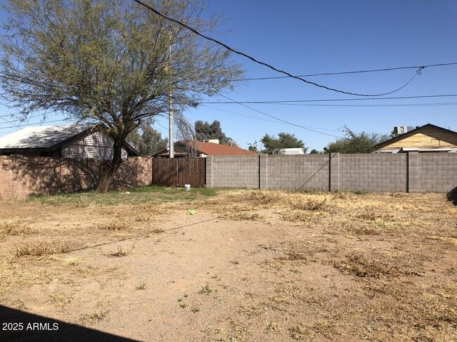 Building Photo - 1322 E Morten Ave