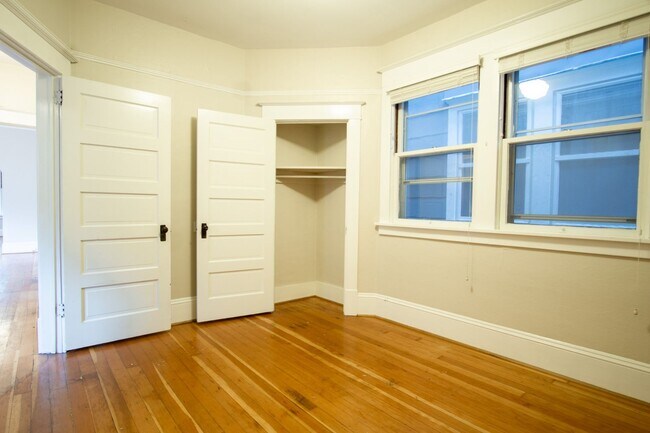 Building Photo - Gorgeous + Spacious 2-Bedroom Flat with Hardwoods, Dishwasher, Fireplace + Etc.!