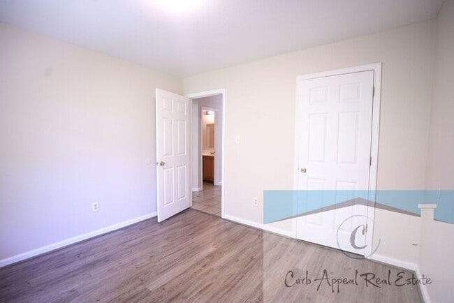 Building Photo - First month move in special $700!! Renovat...