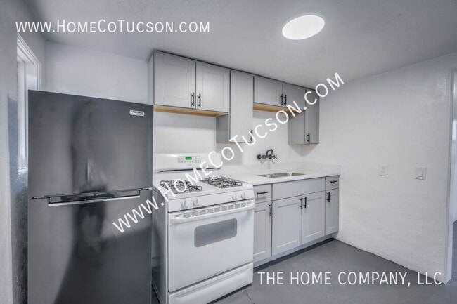 Building Photo - 940 E Florita St