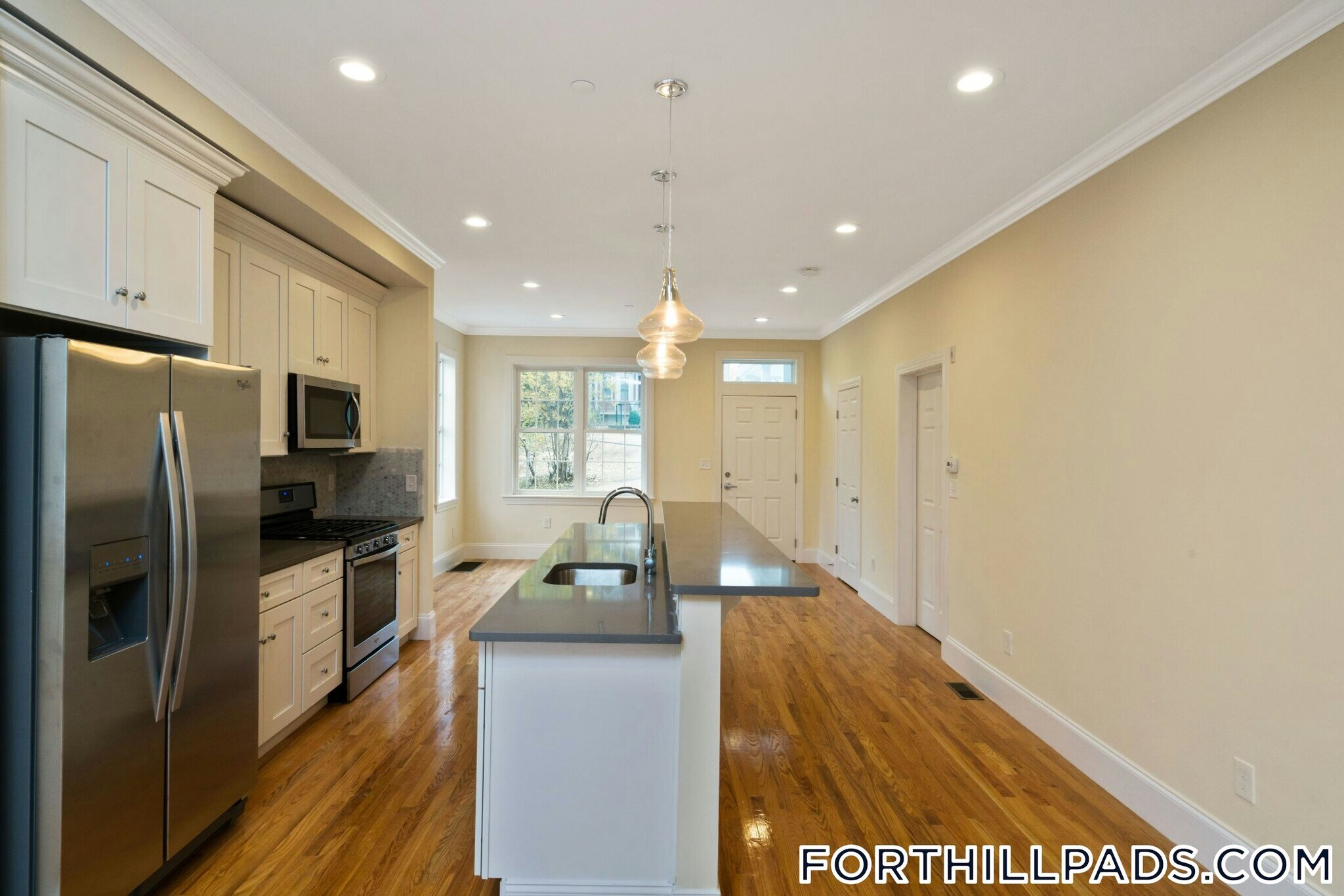 Building Photo - 128 Roxbury St