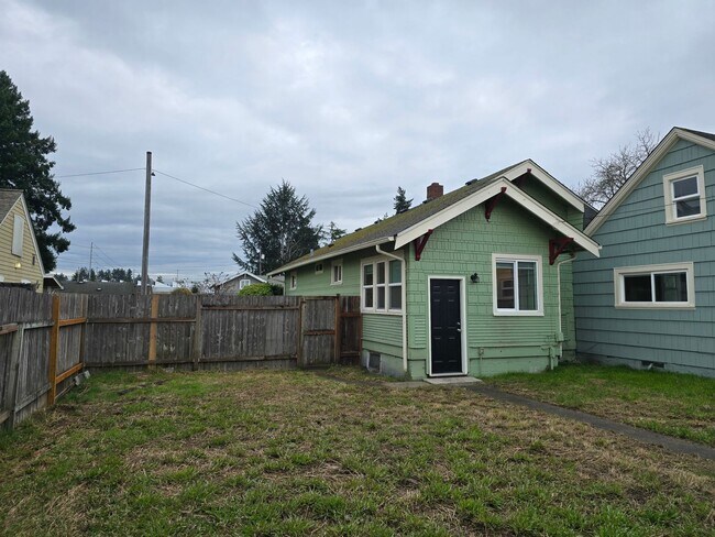 Building Photo - 2 Bedroom Duplex with Basement & 2-Car Garage