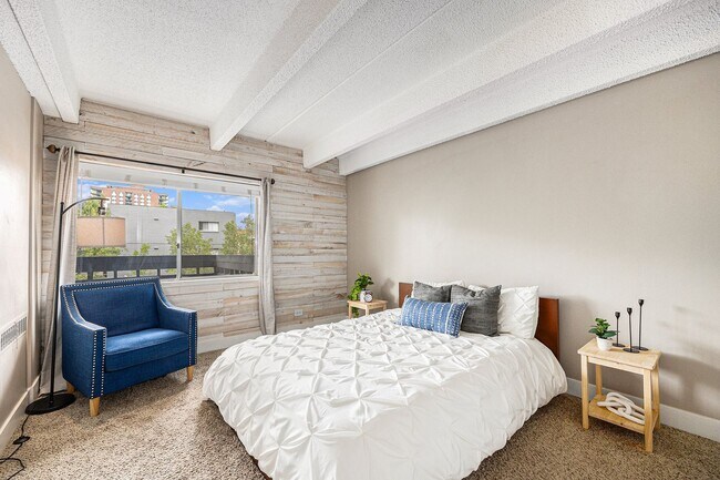 Building Photo - Spacious 1 bedroom home in the heart of Capital Hill! 1 Reserved Parking Space and Storage Unit!