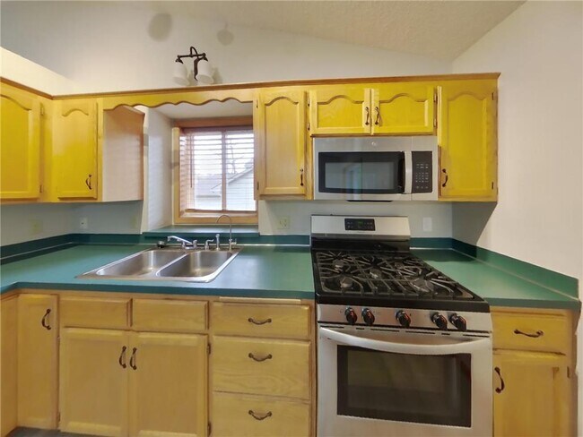 Building Photo - 2661 Oak Ridge Dr