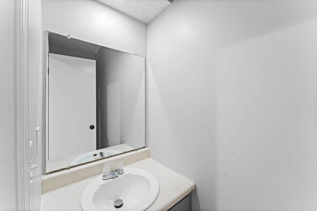 Building Photo - 3 Bedroom duplex in Olathe!