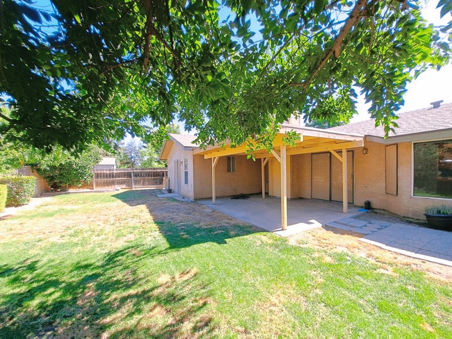 Building Photo - Single Level 3 Bedroom Home Ready to Move in!
