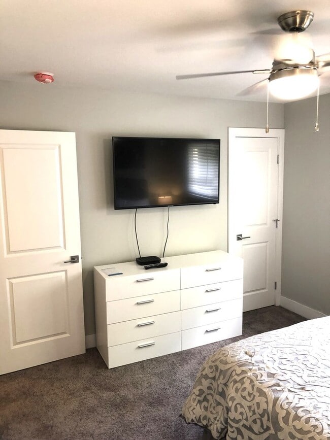 Building Photo - NEWLY RENOVATED 2BDRM TOWNHOMES