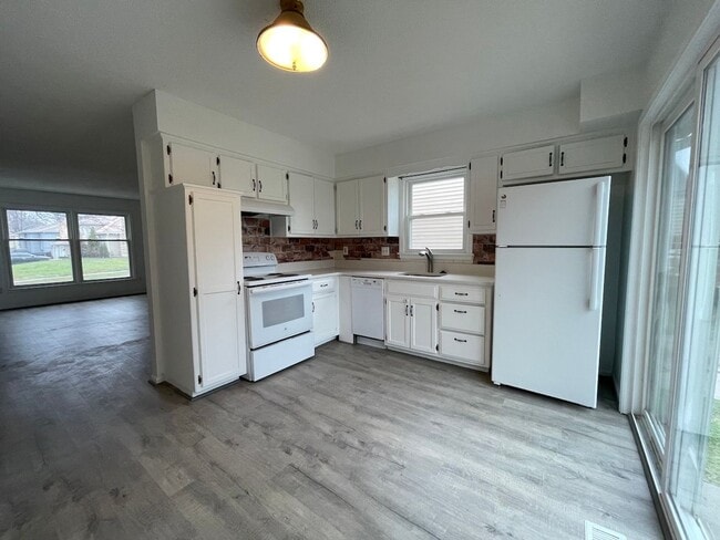 Building Photo - {12901} Spacious Townhome with a 1 car garage & full basement