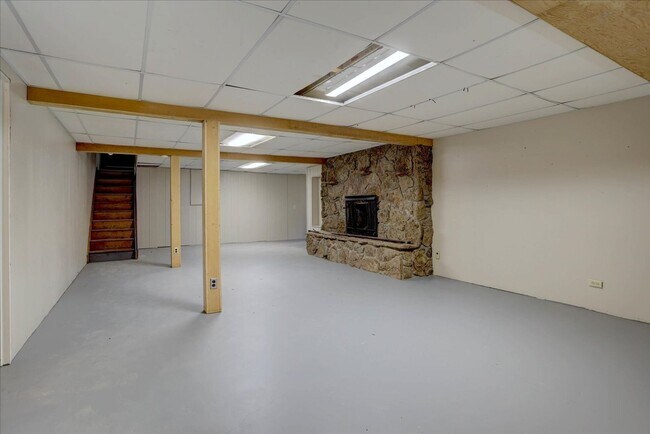 Building Photo - 3 Bedroom 3 Bathroom Home on a 1 Acre Lot