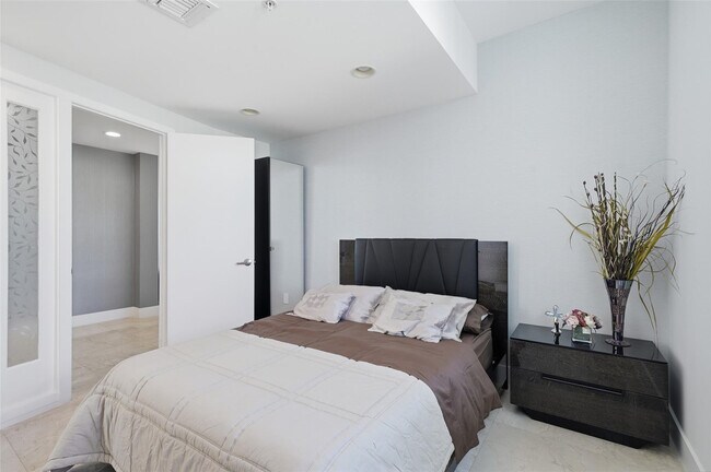 Building Photo - 3030 NE 188th St