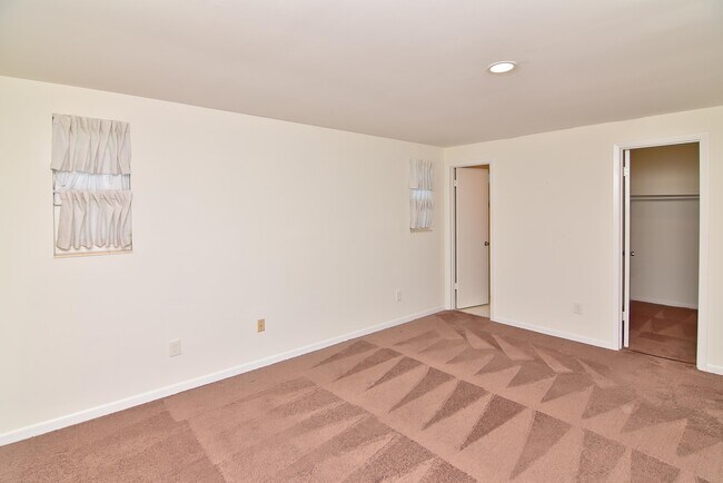 Building Photo - 919 Viscaya Blvd