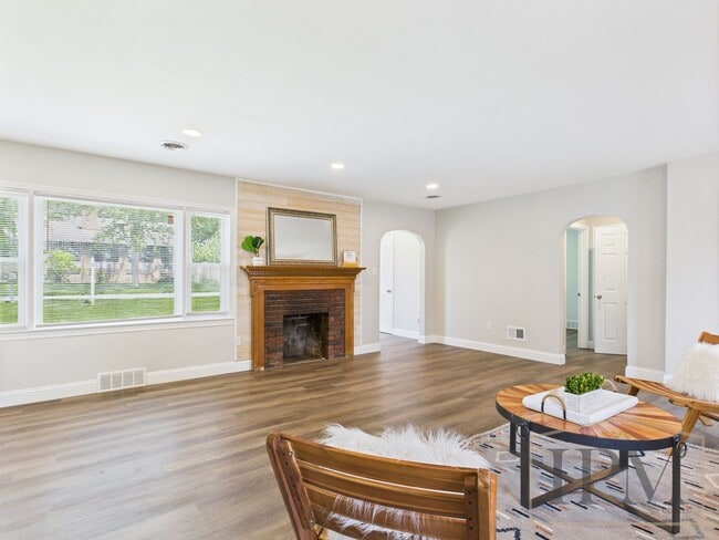 Building Photo - Available Now! Beautiful 3 Bedroom 2 Bath ...