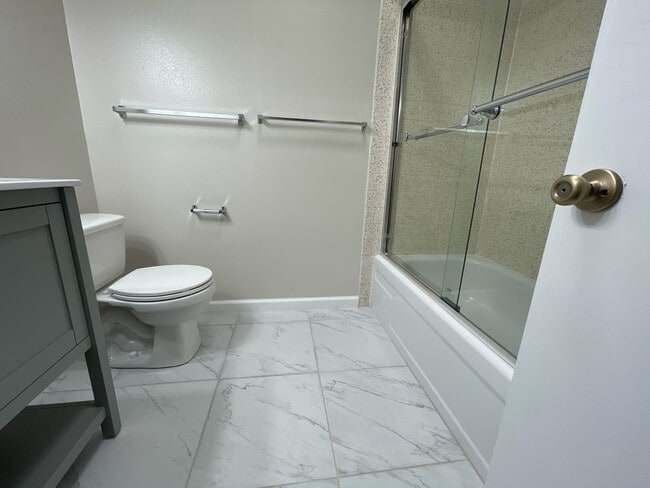 Building Photo - 1575 Drake Dr