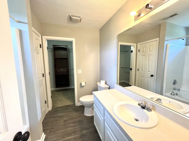 Building Photo - 4/2.5 Beautiful Nashville Craftsman in Nas...