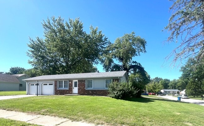 Building Photo - Beautifully updated 3 Bedroom 1 Bath Home ...