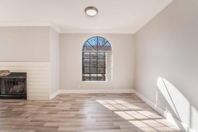 Building Photo - Beautiful 2 bed, 2 bath condo ready to mov...